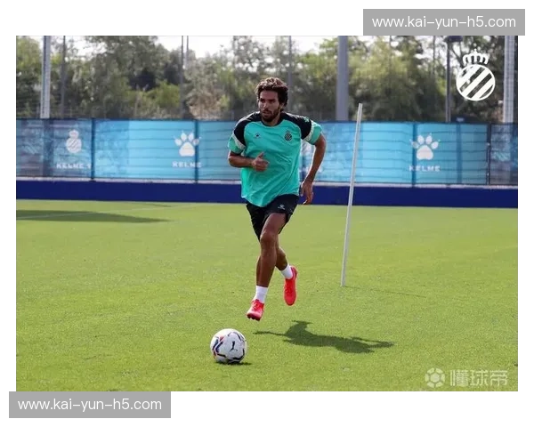 法兰克福新帅首训强调进攻，球员适应期成挑战